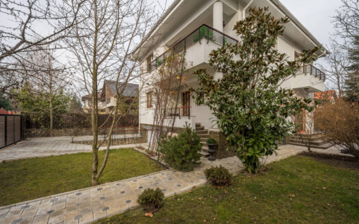 Ft. rar asa o casa compacta, individuala, stare excelenta! Gata sa te primeasca!