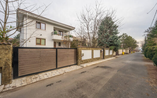 Ft. rar asa o casa compacta, individuala, stare excelenta! Gata sa te primeasca!